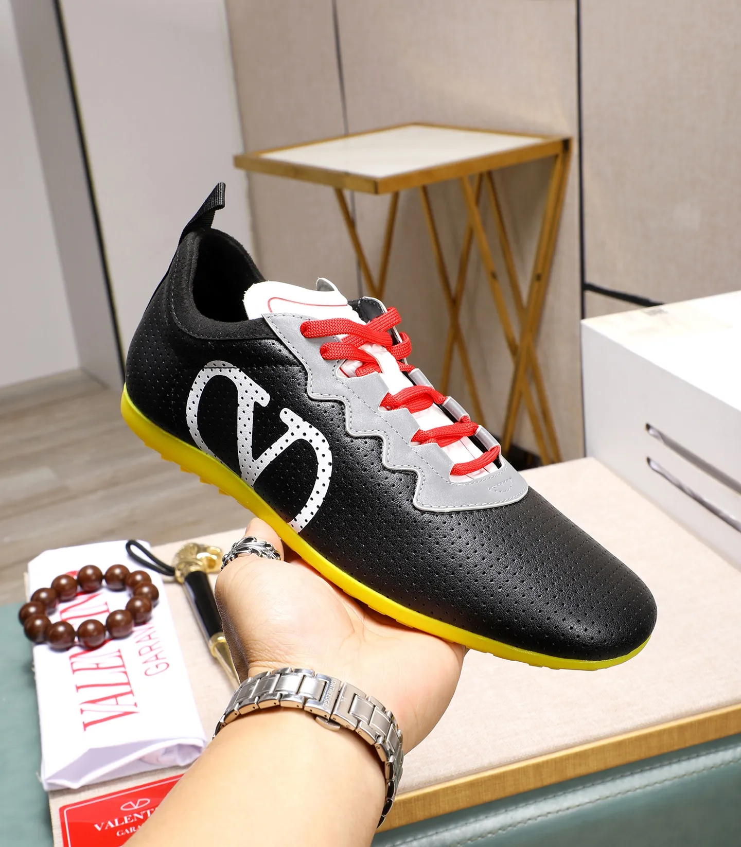 Men's Men's Shoes 💰620 VALENTINO 🌹🌹🌹2025 Valentino's latest spring sneakers! The counter 🔥 recommends RUNBOOT, which is lightweight and comfortable. It has a multi-functional design that integrates blue sneakers, running shoes, and fashionable sneakers to create a cool on-foot effect. ♥️♥️Fashionable sneakers that are sought after by many popular celebrities and fashion influencers♥️♥️. 👉All-round original 1:1 high-end production 👉Fabrics: Two options: delicate, soft and comfortable eyelet lambskin and high-end technical fabrics 👍Super soft suede special lining inside 👍Outsole wear-resistant TPU material 👍Full set of original counter packaging